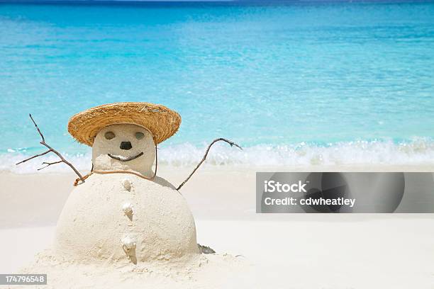 Bałwan Śniegowy Wykonane Z Piasku W Słomkowy Kapelusz Na Plaży - zdjęcia stockowe i więcej obrazów Bałwan śniegowy