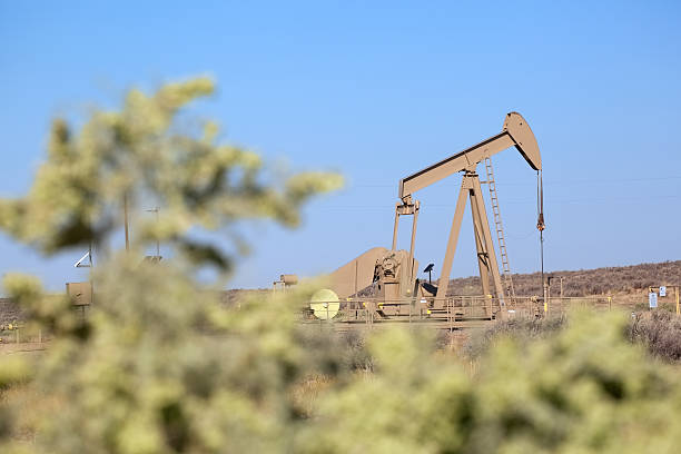 paysage tour de forage - oil industry industry new mexico oil drill photos et images de collection