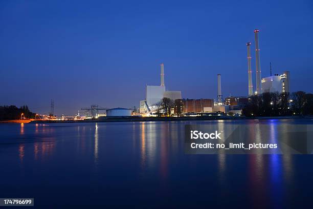 Photo libre de droit de Centrale Électrique Au Blue Hour banque d'images et plus d'images libres de droit de Bleu - Bleu, Bleu foncé, Bâtiment industriel