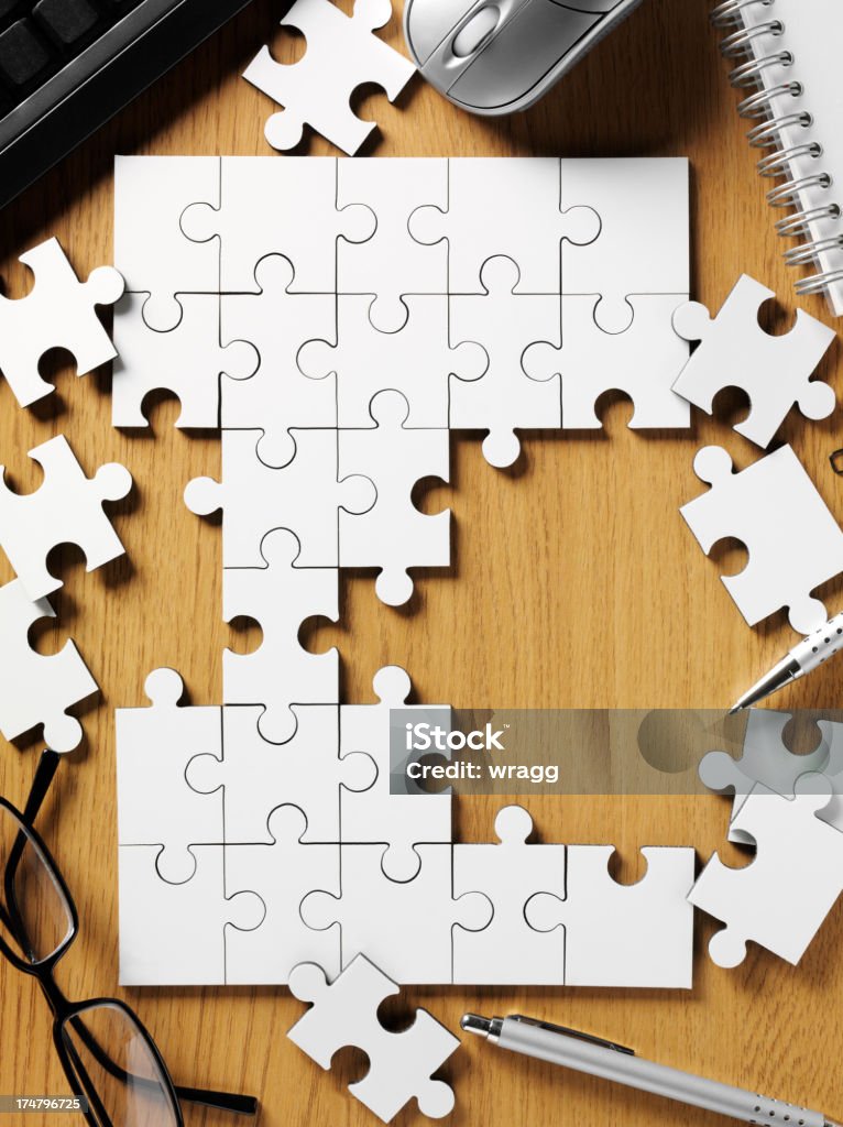 beu Smash Kwijting Jigsaw Puzzel On A Office Desk Stock Photo - Download Image Now - Jigsaw  Piece, Ballpoint Pen, Blank - iStock