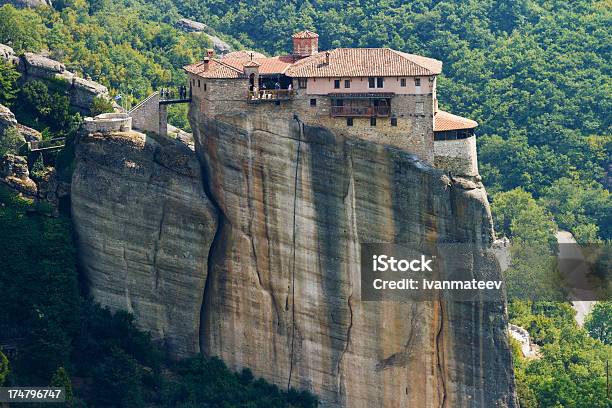 Meteory Clifftop Klasztory - zdjęcia stockowe i więcej obrazów Bez ludzi - Bez ludzi, Fotografika, Grecja