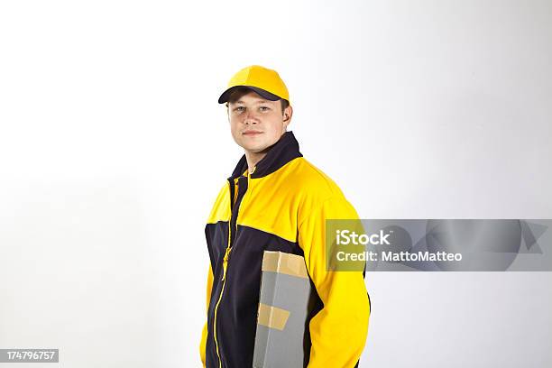 Cucciolo Tedesco Postino In Modo Uniforme - Fotografie stock e altre immagini di Abbigliamento - Abbigliamento, Addetto alle consegne, Adulto