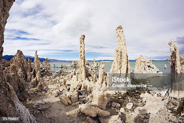 Mono Lake Tufa State Natural Reserve - zdjęcia stockowe i więcej obrazów Bez ludzi - Bez ludzi, Chmura, Formacja skalna