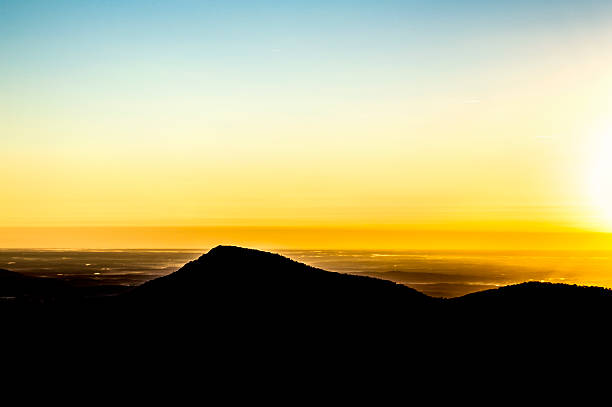 lebendige sonnenuntergang in shenandoah national park - hroizontal stock-fotos und bilder