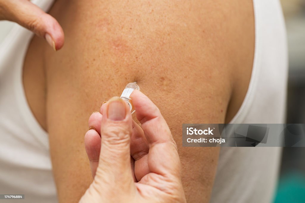 Gripe vaccination.Nurse en el trabajo, vacunación paciente - Foto de stock de Asistencia sanitaria y medicina libre de derechos