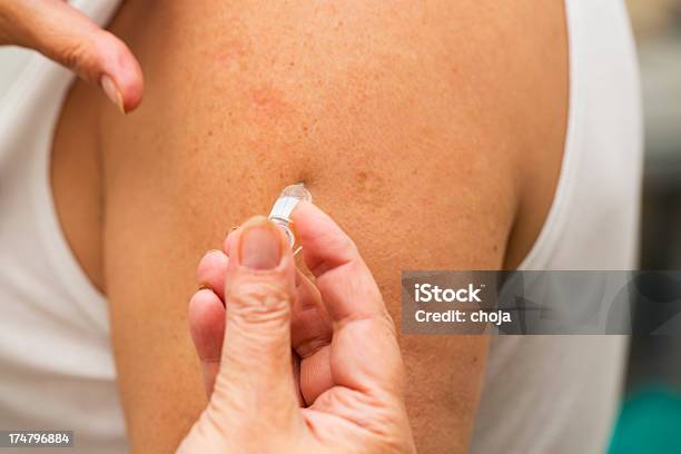 Gripe Vaccinationnurse En El Trabajo Vacunación Paciente Foto de stock y más banco de imágenes de Asistencia sanitaria y medicina