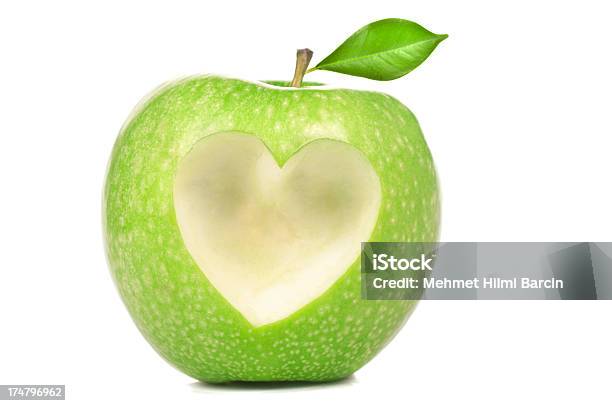 Photo libre de droit de Coeur Sur Un Green Apple banque d'images et plus d'images libres de droit de Aliment - Aliment, Aliments et boissons, Amour