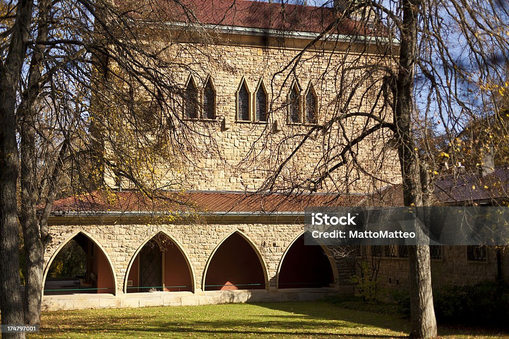 Iglesia cerca de un edificio cementry - Foto de stock de Aire libre libre de derechos