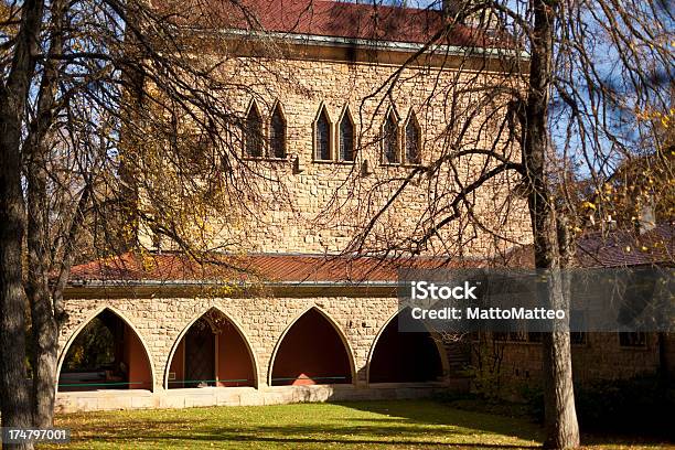 Iglesia Cerca De Un Edificio Cementry Foto de stock y más banco de imágenes de Aire libre - Aire libre, Ajardinado, Alemania