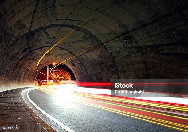 Túnel El Sendero De Foto de stock y más banco de imágenes de Curva - Forma - Curva - Forma, Noche, Túnel de carretera