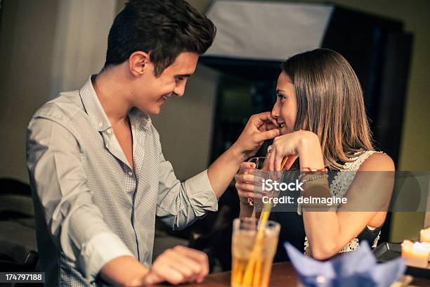 飲む若いカップルでのパブ - 2人のストックフォトや画像を多数ご用意 - 2人, お祝い, お食事デート