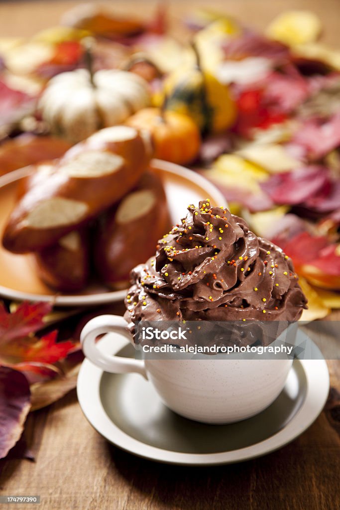 チョコレートコーヒーとパンプキンブレッド - アイシングのロイヤリティフリーストックフォト