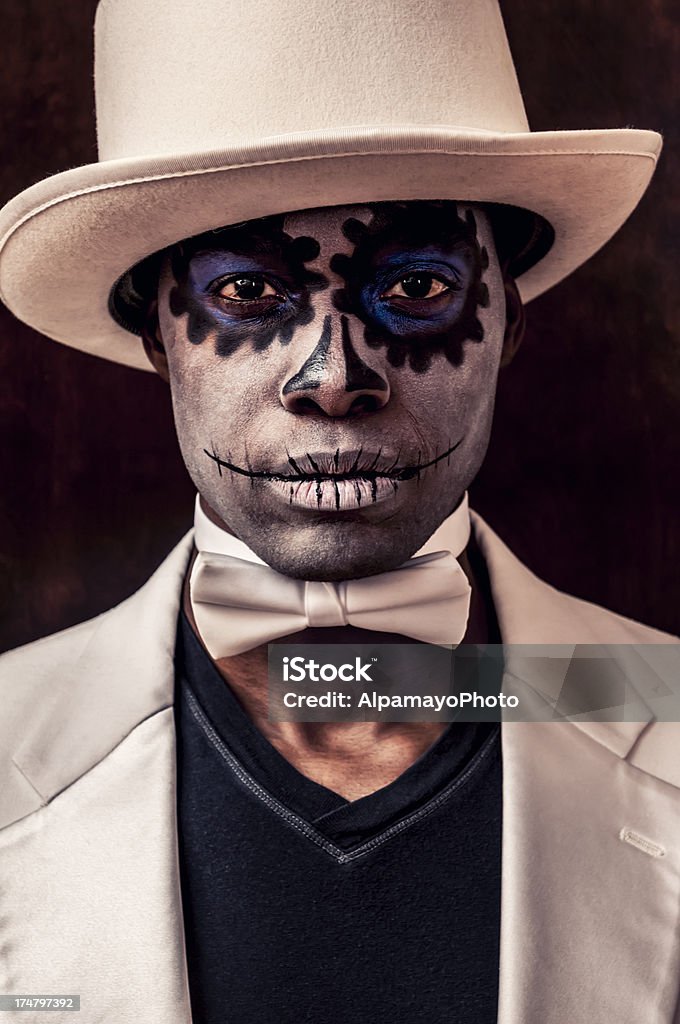 Uomo nero con zucchero teschio make-up sul suo viso (I) - Foto stock royalty-free di Uomini