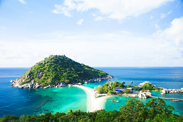 Thailand Beach Paradise - Ko Nang Yuan Beautiful strip of beach connecting the two islands of Ko Nang Yuan, near Ko Tao, Thailand. koh tao thailand stock pictures, royalty-free photos & images