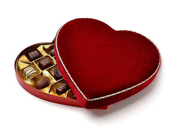 chocolats en forme de cœur - valentines day candy chocolate candy heart shape photos et images de collection