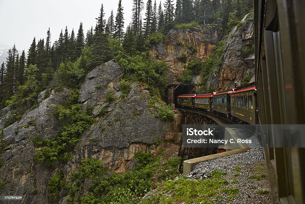 Estrada de ferro de White Pass ventos no Túnel de Trem - Foto de stock de Yukon royalty-free