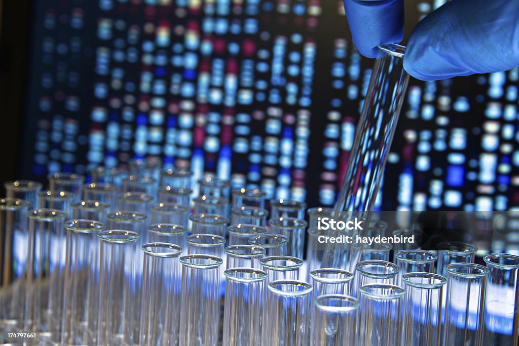 장갑을 낀 손으로 테스트 튜브 제거 대한 유전자 차트별 배경기술 - 로열티 프리 DNA 스톡 사진