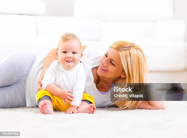 Foto de Mãe Com Bebê e mais fotos de stock de Carpete - Carpete, Bebê, Deitar