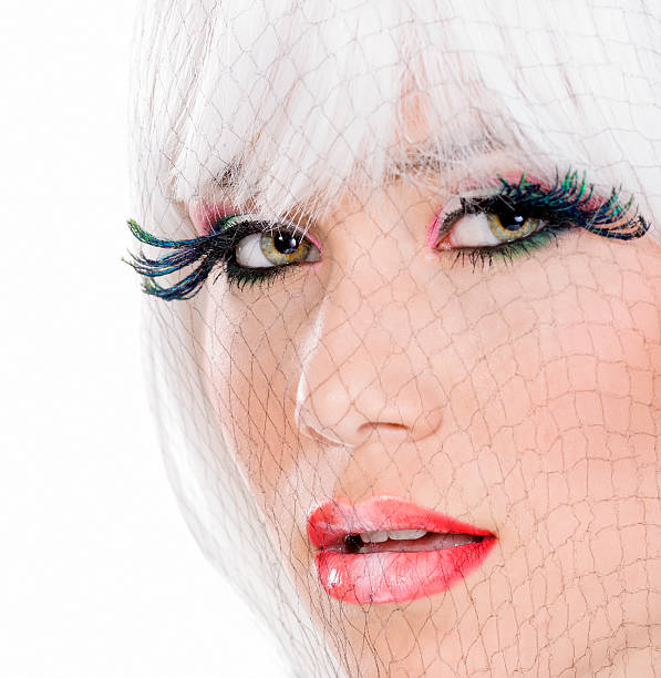 mujer de moda - stage makeup peacock make up feather fotografías e imágenes de stock