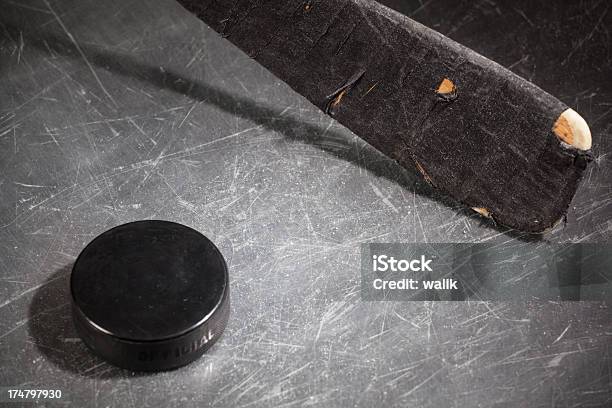 Hockeyschläger Puck Stockfoto und mehr Bilder von Ausrüstung und Geräte - Ausrüstung und Geräte, Eishockey, Eishockey Schläger