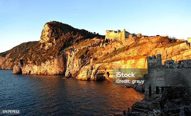 Photo libre de droit de Coucher De Soleil Sur La Côte De Ligurie Portovenere banque d'images et plus d'images libres de droit de Baie - Eau