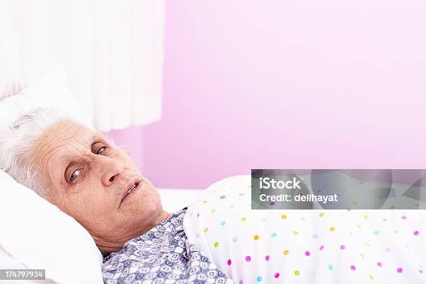 Paciente En La Cama Foto de stock y más banco de imágenes de 60-69 años - 60-69 años, Acogedor, Acostado