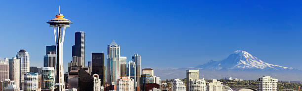 la ville de seattle et sur le mont rainier états-unis - seattle skyline mt rainier space needle photos et images de collection