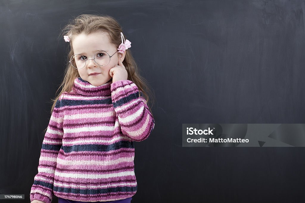 Linda garota na frente de um chalkboard - Foto de stock de Aprender royalty-free