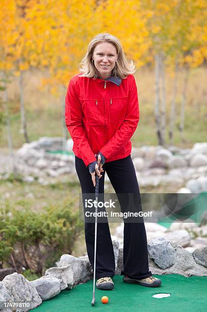 너무해 여자 게임하기 축소회로 골프는요 30-39세에 대한 스톡 사진 및 기타 이미지 - 30-39세, 가을, 골프