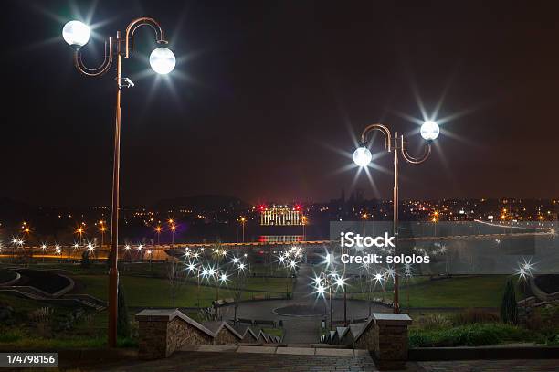 Park Miejski W Nocy - zdjęcia stockowe i więcej obrazów Bez ludzi - Bez ludzi, Ciemny, Cięcie w linii środkowej