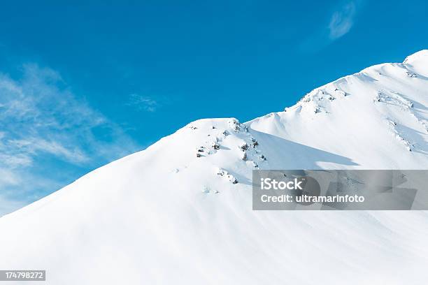 Nieve En Polvo A Las Cumbres De Las Montañas Foto de stock y más banco de imágenes de Aire libre - Aire libre, Alpes Europeos, Azul