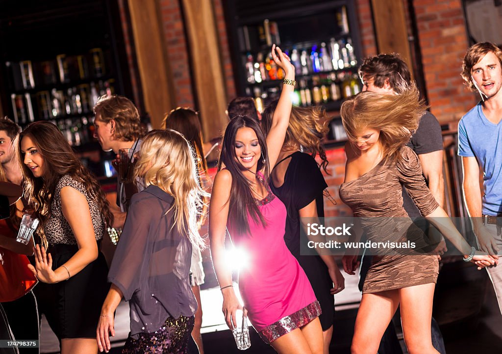 Amici ballare ad una festa - Foto stock royalty-free di Locale notturno