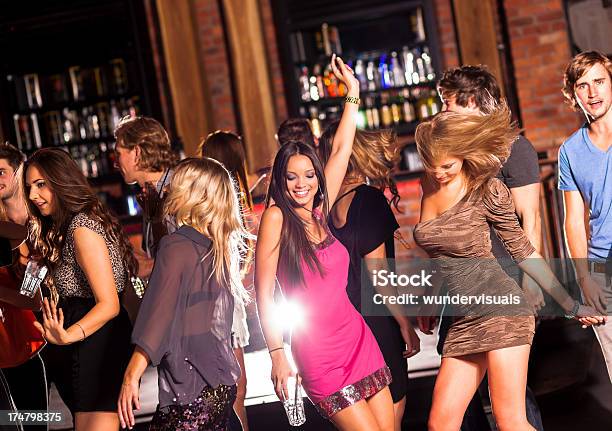 Amici Ballare Ad Una Festa - Fotografie stock e altre immagini di Locale notturno - Locale notturno, Tipo di danza, Bar