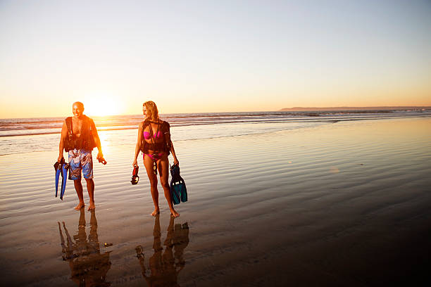 oceanos-quedismo (em queda livre) no bordo - pair couple mid adult happiness imagens e fotografias de stock