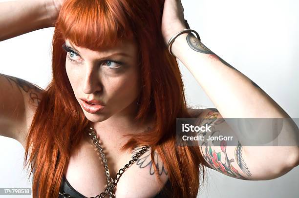 Piękne Got Tatuaż Kobieta W Pomarańczowe Włosy Niebieskie Oczy Zdjęcie - zdjęcia stockowe i więcej obrazów 20-29 lat