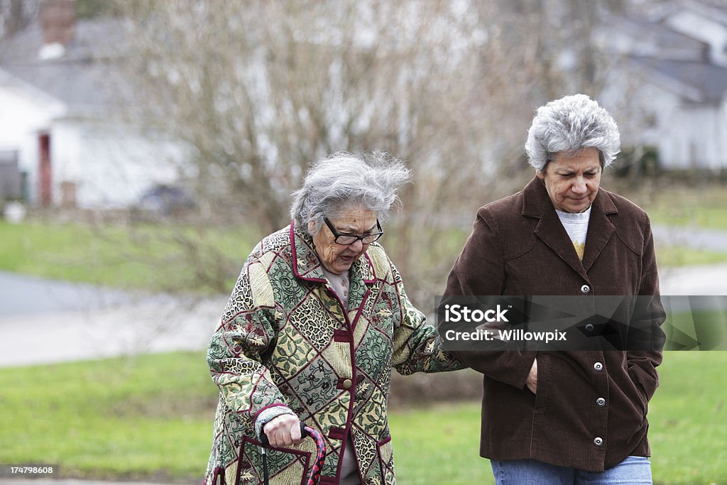 Senior Mutter und Erwachsene Tochter zu Fuß - Lizenzfrei Spazierstock Stock-Foto