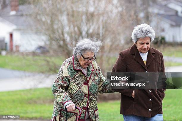 Senior Mutter Und Erwachsene Tochter Zu Fuß Stockfoto und mehr Bilder von Spazierstock - Spazierstock, Aktiver Lebensstil, Aktiver Senior