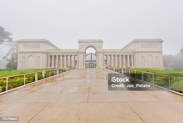 Photo libre de droit de Dans La Brume banque d'images et plus d'images libres de droit de Médaille de la Légion d'Honneur française - Médaille de la Légion d'Honneur française, Arbre, Brouillard