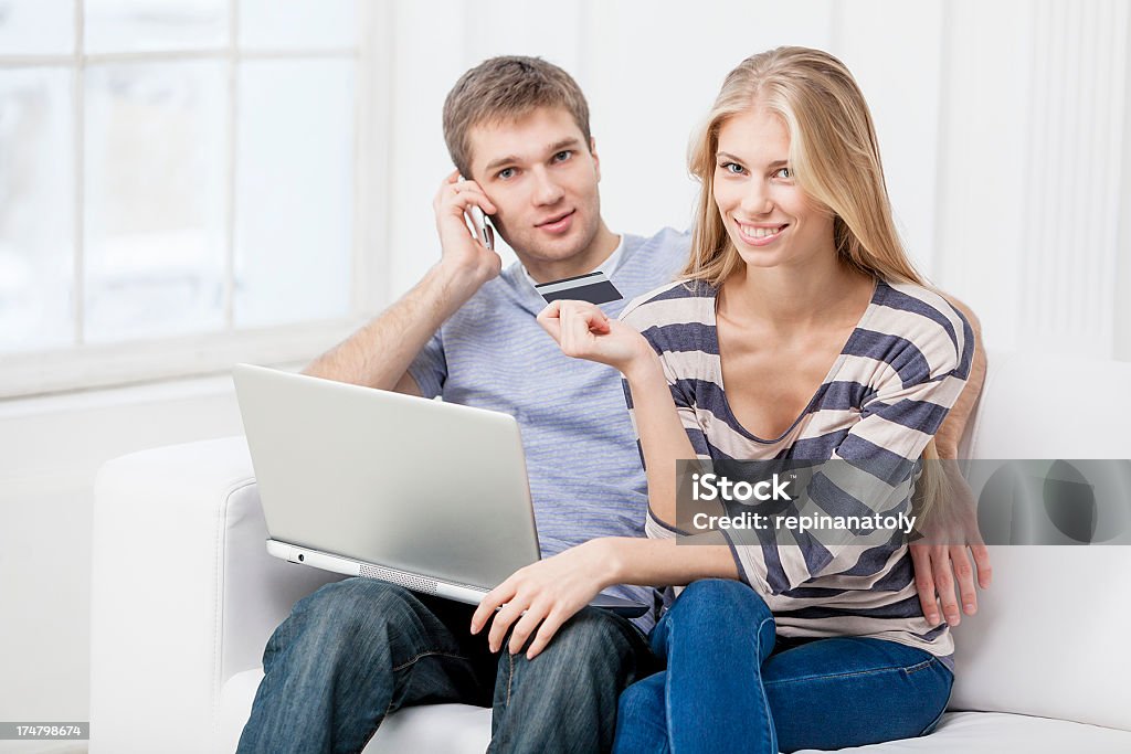 Jeune Caucasien couple, achats en ligne à la maison - Photo de 20-24 ans libre de droits