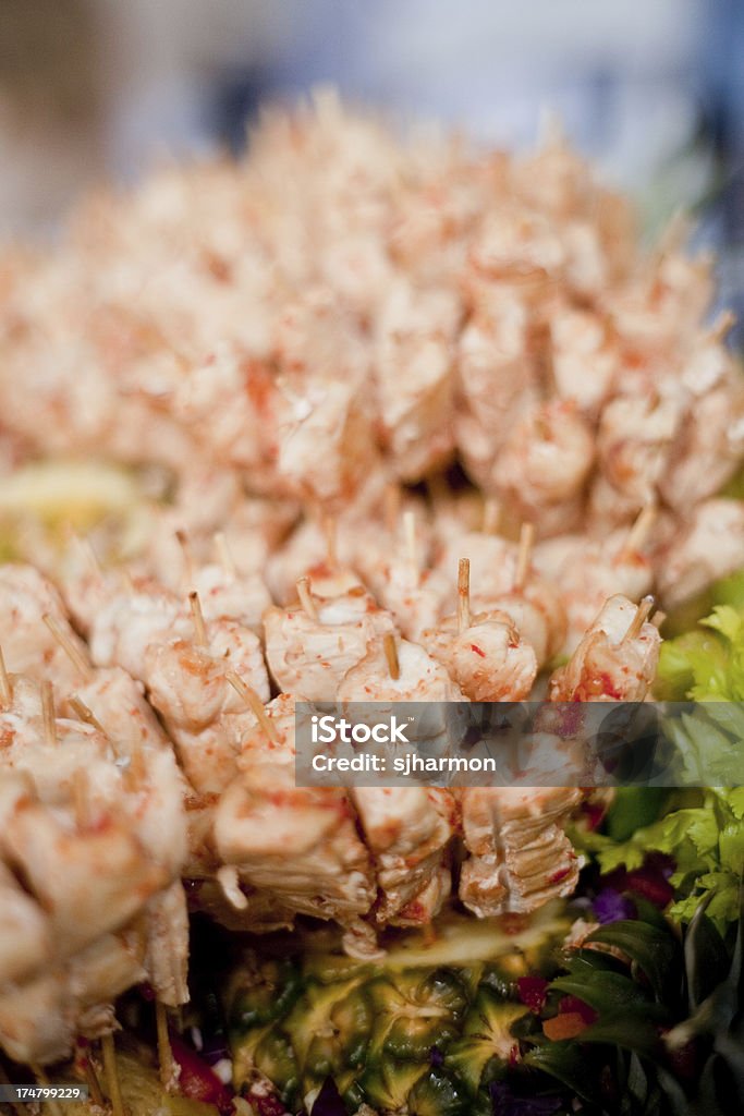 Spiedini di pollo grigliato per ricevimento di nozze parti - Foto stock royalty-free di Alla griglia