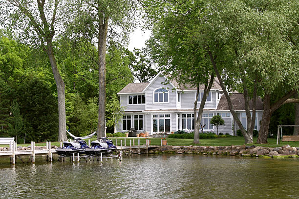 роскошные дома с видом на озеро - waterside стоковые фото и изображения