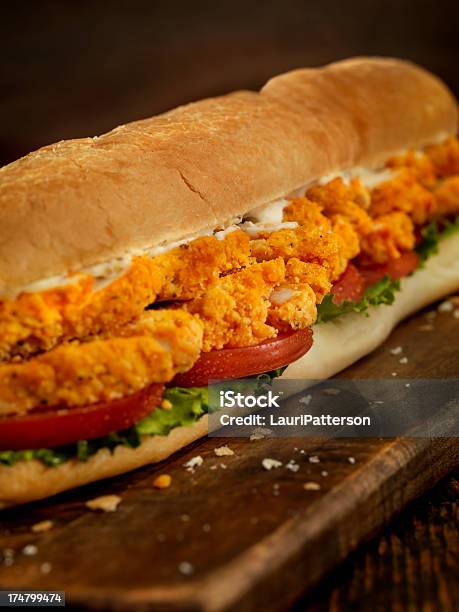 Pies De Largo De Buffalo Chicken Ranch Sub Foto de stock y más banco de imágenes de Pollo - Pollo, Barra de pan francés, Crujiente