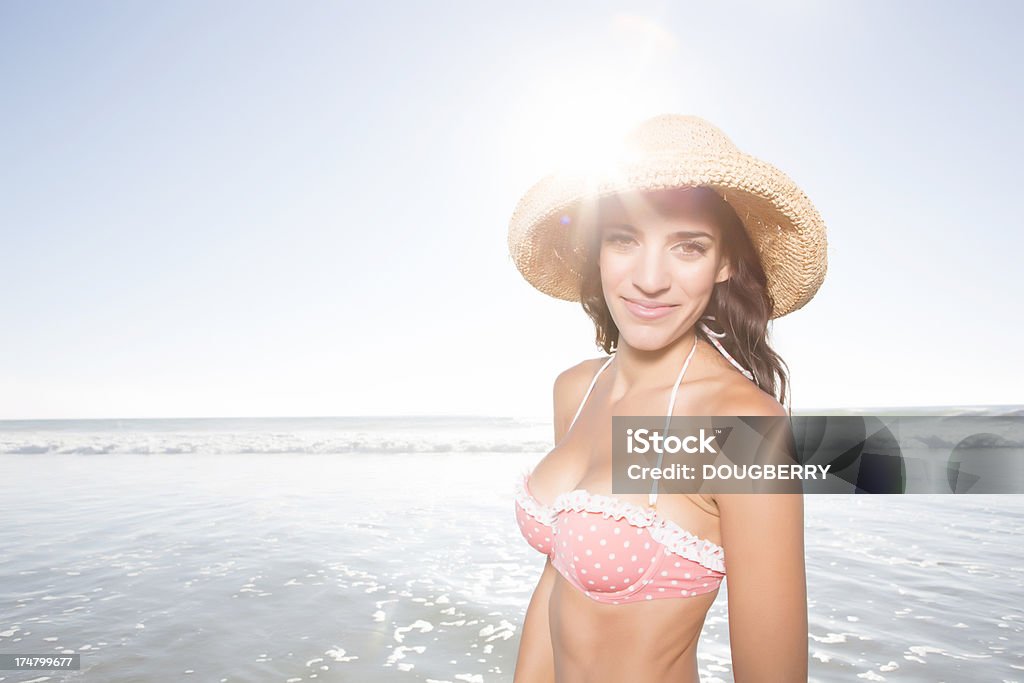 Счастливая женщина на пляже - Стоковые фото 20-24 года роялти-фри