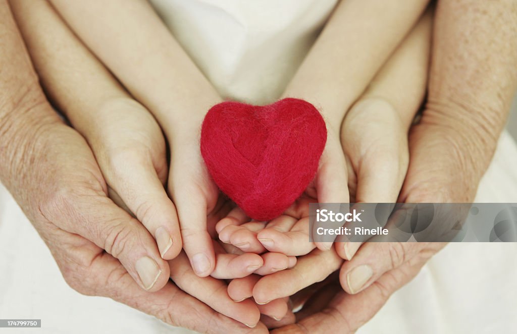 Trois différents âges de mains tenant coeur - Photo de Grand-mère libre de droits
