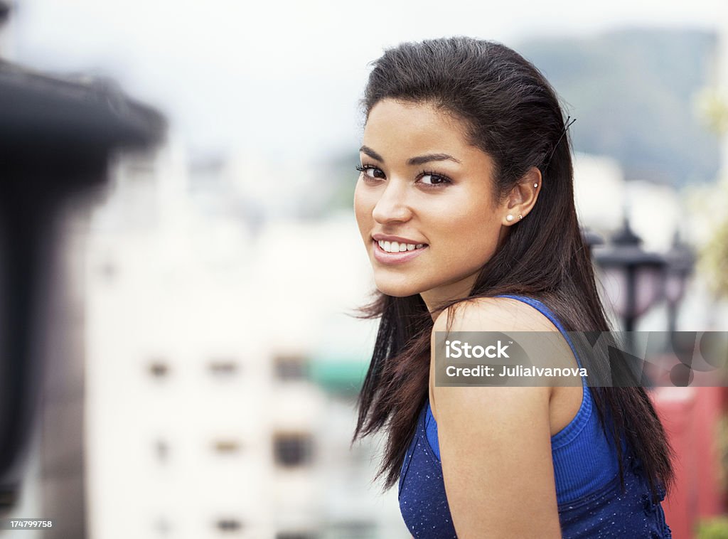 Ritratto di giovane bella donna sorridente - Foto stock royalty-free di Abbigliamento casual