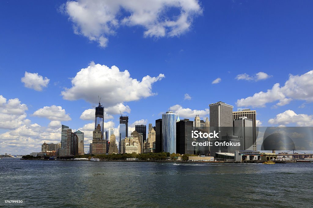 Vista a Battery Park y Lower Manhattan, ciudad de Nueva York - Foto de stock de Aire libre libre de derechos