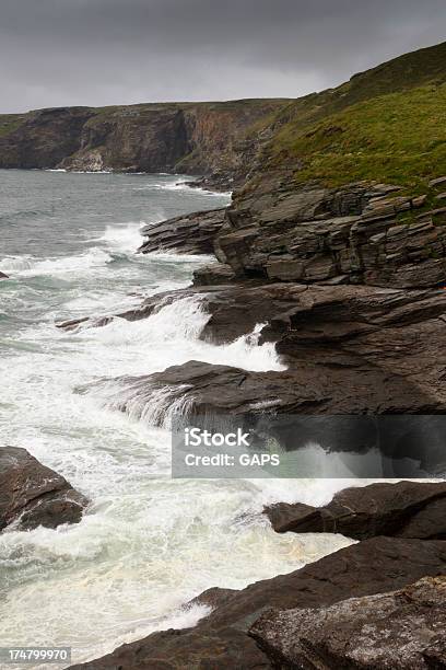 Coastal Scogliere E Rocce Al Trebarwith Strand In Cornovaglia - Fotografie stock e altre immagini di Ambientazione esterna