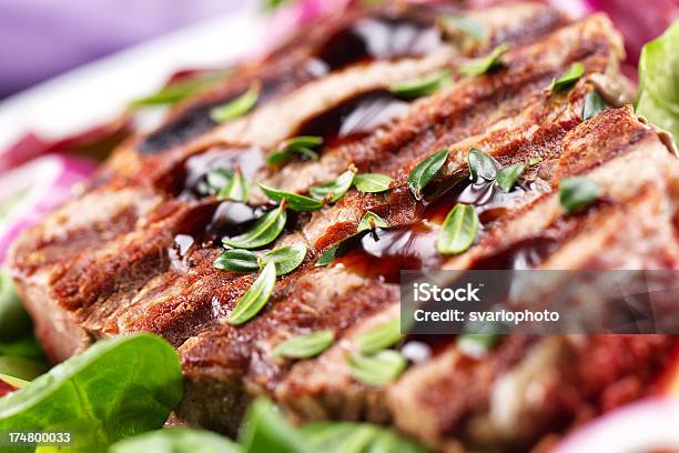 Cortado Em Filete De Carne De Bovino Com Salada - Fotografias de stock e mais imagens de Alecrim - Alecrim, Alface, Alimentação Saudável