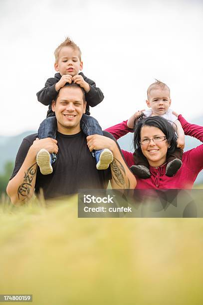 Conector Mixto Foto de stock y más banco de imágenes de Alegre - Alegre, Familia grande, Felicidad