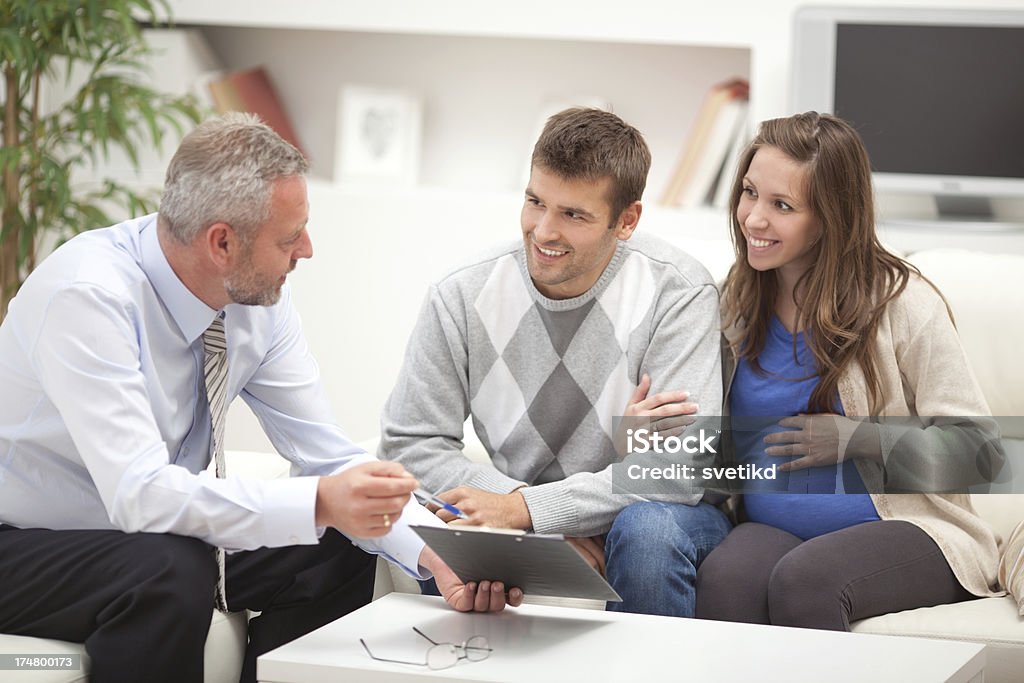 Casal com o Consultor. - Foto de stock de 50 Anos royalty-free